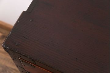 アンティーク家具　和製アンティーク　前面ケヤキ材　漆塗り　丸金具が目を惹く隠し付き松本帳場箪笥(引き出し、戸棚)(R-030394)