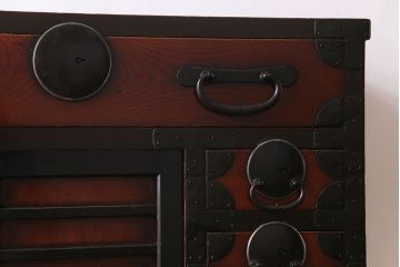 アンティーク家具　和製アンティーク　前面ケヤキ材　漆塗り　丸金具が目を惹く隠し付き松本帳場箪笥(引き出し、戸棚)(R-030394)
