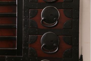 アンティーク家具　和製アンティーク　前面ケヤキ材　漆塗り　丸金具が目を惹く隠し付き松本帳場箪笥(引き出し、戸棚)(R-030394)