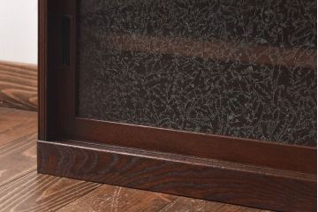 アンティーク家具　和製アンティーク　三方ケヤキ材　葉ガラス入りの上品なローボード(収納棚、リビングボード)(R-030397)