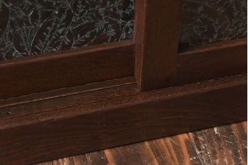 アンティーク家具　和製アンティーク　三方ケヤキ材　葉ガラス入りの上品なローボード(収納棚、リビングボード)(R-030397)