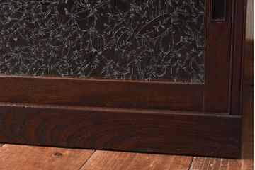 アンティーク家具　和製アンティーク　三方ケヤキ材　葉ガラス入りの上品なローボード(収納棚、リビングボード)(R-030397)