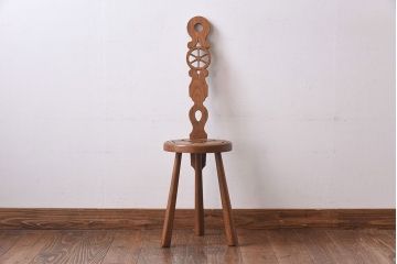 アンティーク雑貨　イギリスヴィンテージ　彫刻とホイールバックが目を引く飾り台(花台、ビンテージ)