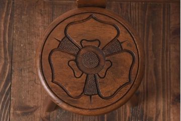 アンティーク雑貨　イギリスヴィンテージ　彫刻とホイールバックが目を引く飾り台(花台、ビンテージ)