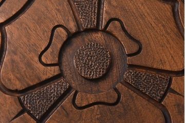 アンティーク雑貨　イギリスヴィンテージ　彫刻とホイールバックが目を引く飾り台(花台、ビンテージ)