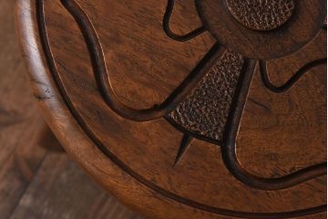 アンティーク雑貨　イギリスヴィンテージ　彫刻とホイールバックが目を引く飾り台(花台、ビンテージ)