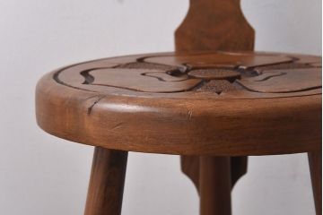 アンティーク雑貨　イギリスヴィンテージ　彫刻とホイールバックが目を引く飾り台(花台、ビンテージ)