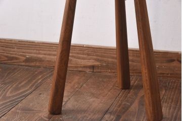 アンティーク雑貨　イギリスヴィンテージ　彫刻とホイールバックが目を引く飾り台(花台、ビンテージ)