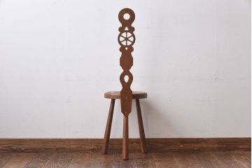 アンティーク雑貨　イギリスヴィンテージ　彫刻とホイールバックが目を引く飾り台(花台、ビンテージ)