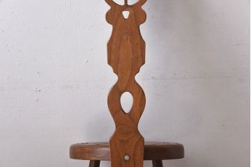 アンティーク雑貨　イギリスヴィンテージ　彫刻とホイールバックが目を引く飾り台(花台、ビンテージ)