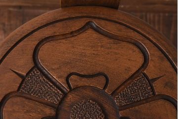 アンティーク雑貨　イギリスヴィンテージ　彫刻とホイールバックが目を引く飾り台(花台、ビンテージ)