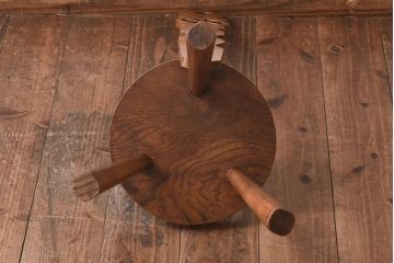 アンティーク雑貨　イギリスヴィンテージ　彫刻とホイールバックが目を引く飾り台(花台、ビンテージ)