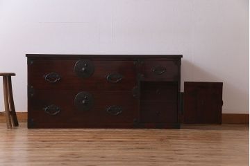 アンティーク家具　リメイク　桜丸金具　漆塗り　和モダンの雰囲気漂う米沢箪笥ローチェスト(和タンス、ローボード、リビングボード、引き出し)(R-030411)
