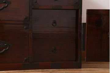 アンティーク家具　リメイク　桜丸金具　漆塗り　和モダンの雰囲気漂う米沢箪笥ローチェスト(和タンス、ローボード、リビングボード、引き出し)(R-030411)