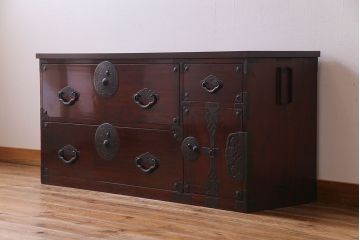 アンティーク家具　リメイク　桜丸金具　漆塗り　和モダンの雰囲気漂う米沢箪笥ローチェスト(和タンス、ローボード、リビングボード、引き出し)(R-030411)