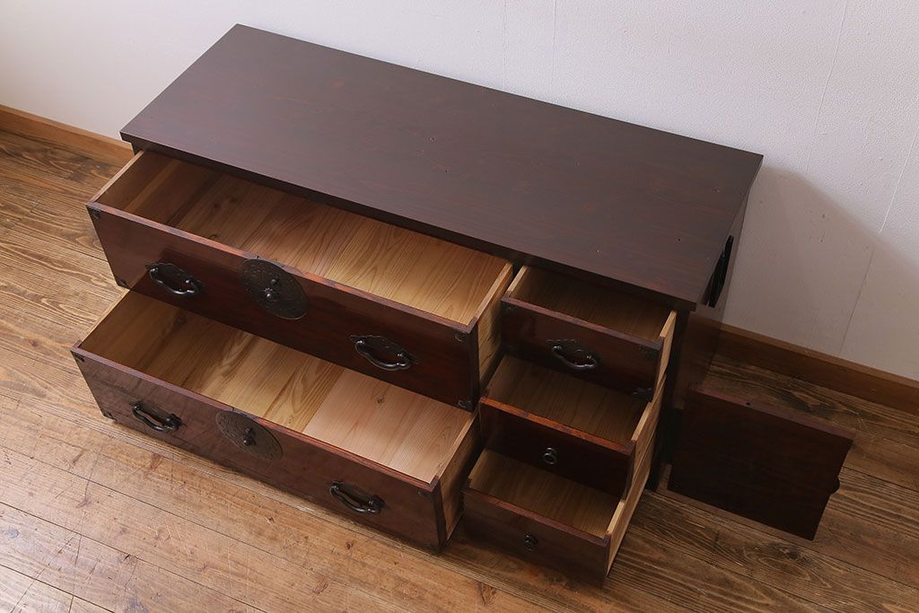 アンティーク家具　リメイク　桜丸金具　漆塗り　和モダンの雰囲気漂う米沢箪笥ローチェスト(和タンス、ローボード、リビングボード、引き出し)(R-030411)