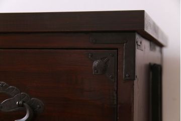 アンティーク家具　リメイク　桜丸金具　漆塗り　和モダンの雰囲気漂う米沢箪笥ローチェスト(和タンス、ローボード、リビングボード、引き出し)(R-030411)