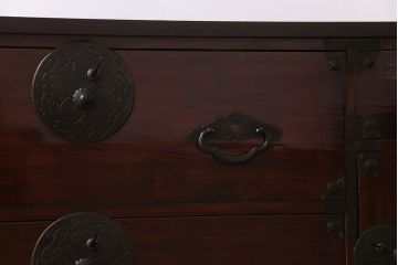 アンティーク家具　リメイク　桜丸金具　漆塗り　和モダンの雰囲気漂う米沢箪笥ローチェスト(和タンス、ローボード、リビングボード、引き出し)(R-030411)