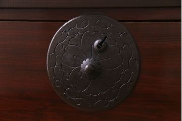 アンティーク家具　リメイク　桜丸金具　漆塗り　和モダンの雰囲気漂う米沢箪笥ローチェスト(和タンス、ローボード、リビングボード、引き出し)(R-030411)