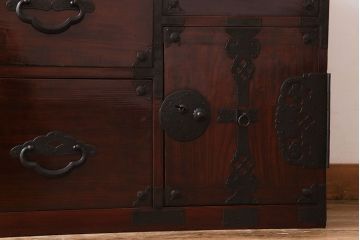 アンティーク家具　リメイク　桜丸金具　漆塗り　和モダンの雰囲気漂う米沢箪笥ローチェスト(和タンス、ローボード、リビングボード、引き出し)(R-030411)