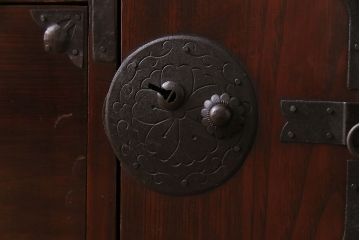 アンティーク家具　リメイク　桜丸金具　漆塗り　和モダンの雰囲気漂う米沢箪笥ローチェスト(和タンス、ローボード、リビングボード、引き出し)(R-030411)