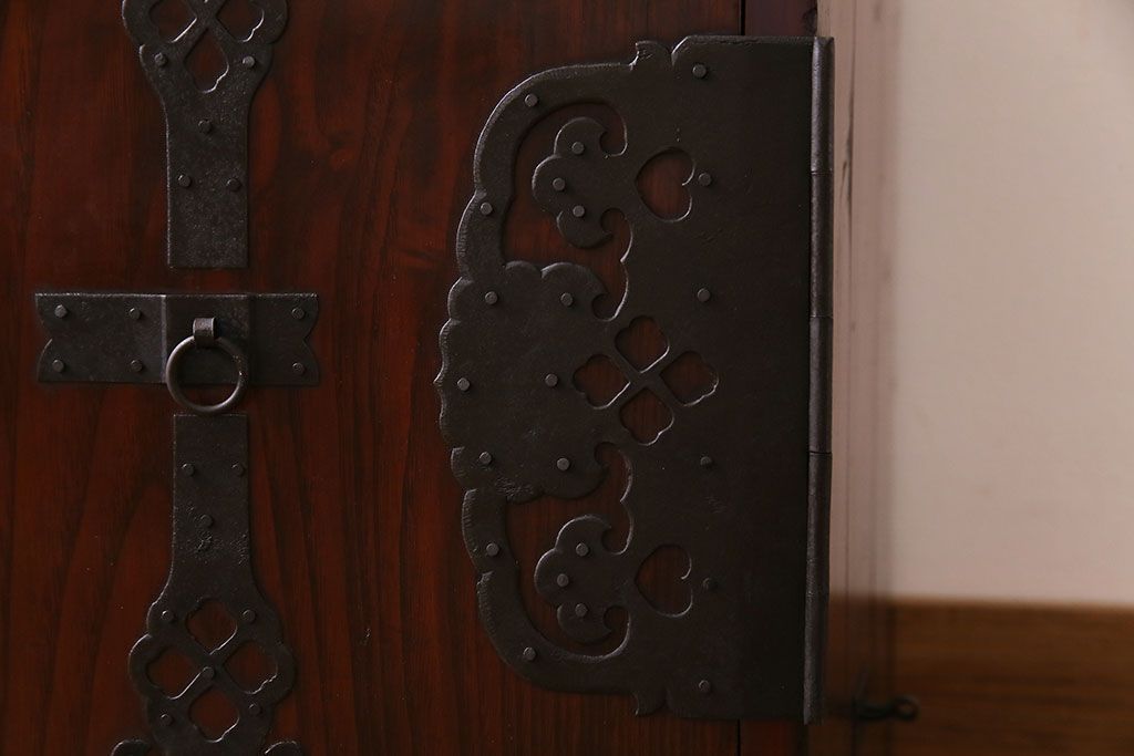 アンティーク家具　リメイク　桜丸金具　漆塗り　和モダンの雰囲気漂う米沢箪笥ローチェスト(和タンス、ローボード、リビングボード、引き出し)(R-030411)