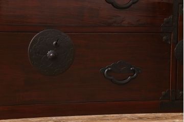 アンティーク家具　リメイク　桜丸金具　漆塗り　和モダンの雰囲気漂う米沢箪笥ローチェスト(和タンス、ローボード、リビングボード、引き出し)(R-030411)