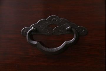 アンティーク家具　リメイク　桜丸金具　漆塗り　和モダンの雰囲気漂う米沢箪笥ローチェスト(和タンス、ローボード、リビングボード、引き出し)(R-030411)