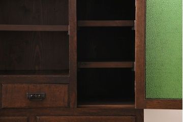 アンティーク家具　大正ロマン　色ガラス　古いナラ材の質感が味わい深い収納棚(ローボード、食器棚、ブックケース)(R-030412)