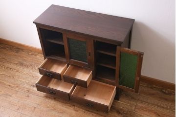 アンティーク家具　大正ロマン　色ガラス　古いナラ材の質感が味わい深い収納棚(ローボード、食器棚、ブックケース)(R-030412)