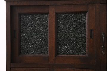 アンティーク家具　大正ロマン　色ガラス　古いナラ材の質感が味わい深い収納棚(ローボード、食器棚、ブックケース)(R-030412)