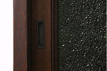 アンティーク家具　大正ロマン　色ガラス　古いナラ材の質感が味わい深い収納棚(ローボード、食器棚、ブックケース)(R-030412)