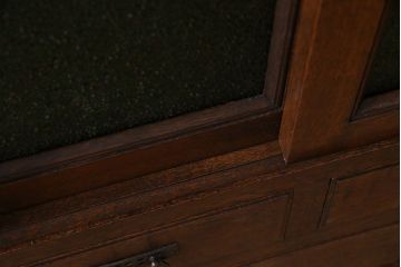 アンティーク家具　大正ロマン　色ガラス　古いナラ材の質感が味わい深い収納棚(ローボード、食器棚、ブックケース)(R-030412)