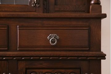 中古　old charm(オールドチャーム) 存在感抜群のカップボード(食器棚、キャビネット)(R-030416)