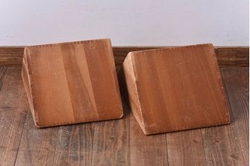 アンティーク雑貨　昭和レトロ　大きな積み木セット【三角形・大/2ヶ組】(飾り台、花台、ディスプレイ雑貨)