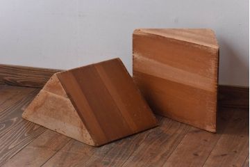 アンティーク雑貨　昭和レトロ　大きな積み木セット【三角形・大/2ヶ組】(飾り台、花台、ディスプレイ雑貨)