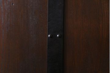 和製アンティーク　総栗材　縦に入った金具がかっこいい蔵戸(引き戸、建具、玄関戸)(R-030439)