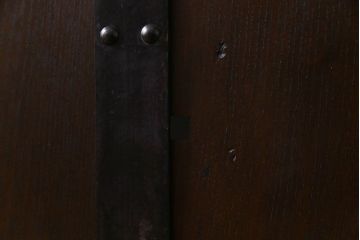 和製アンティーク　総栗材　縦に入った金具がかっこいい蔵戸(引き戸、建具、玄関戸)(R-030439)