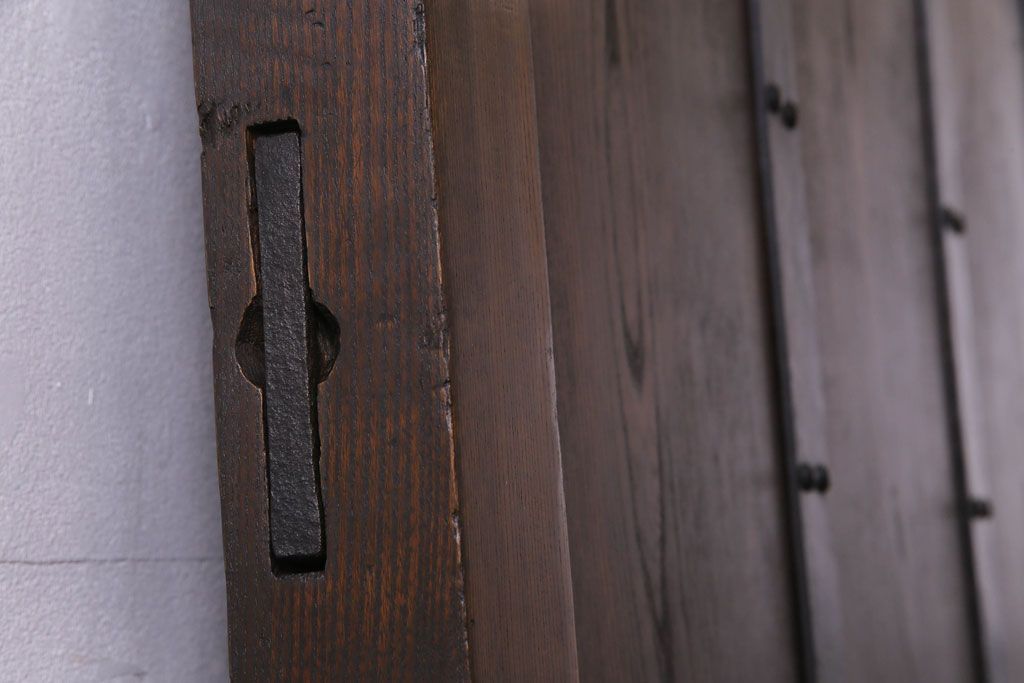 和製アンティーク　総栗材　縦に入った金具がかっこいい蔵戸(引き戸、建具、玄関戸)(R-030439)