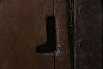 和製アンティーク　総栗材　縦に入った金具がかっこいい蔵戸(引き戸、建具、玄関戸)(R-030439)