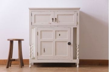 アンティーク家具　イギリスアンティーク　オーク材　フレンチシャビーな雰囲気のサイドキャビネット(収納棚)(R030440)