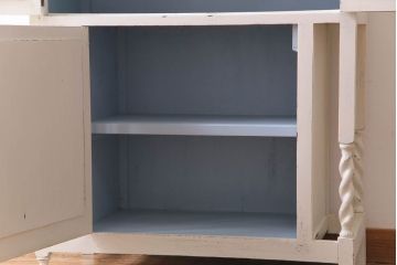 アンティーク家具　イギリスアンティーク　オーク材　フレンチシャビーな雰囲気のサイドキャビネット(収納棚)(R030440)