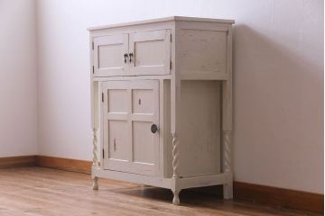 アンティーク家具　イギリスアンティーク　オーク材　フレンチシャビーな雰囲気のサイドキャビネット(収納棚)(R030440)