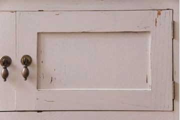 アンティーク家具　イギリスアンティーク　オーク材　フレンチシャビーな雰囲気のサイドキャビネット(収納棚)(R030440)