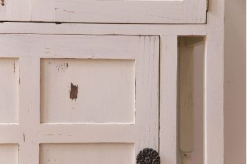 アンティーク家具　イギリスアンティーク　オーク材　フレンチシャビーな雰囲気のサイドキャビネット(収納棚)(R030440)