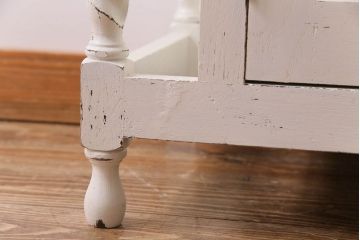 アンティーク家具　イギリスアンティーク　オーク材　フレンチシャビーな雰囲気のサイドキャビネット(収納棚)(R030440)