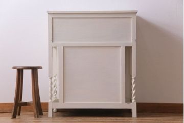 アンティーク家具　イギリスアンティーク　オーク材　フレンチシャビーな雰囲気のサイドキャビネット(収納棚)(R030440)