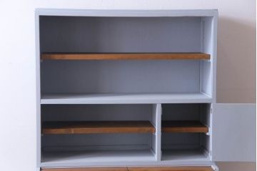 ペイント家具　作業台付き　淡いカラーとレトロなデザインが目をひく食器棚(収納棚、カップボード)(R-030441)