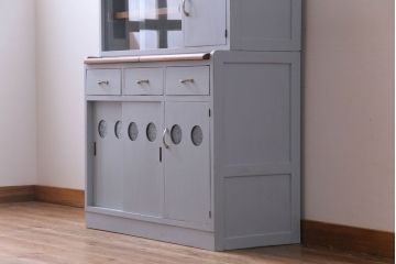 ペイント家具　作業台付き　淡いカラーとレトロなデザインが目をひく食器棚(収納棚、カップボード)(R-030441)