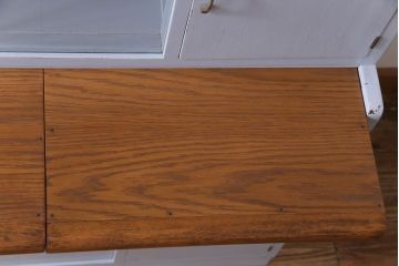 ペイント家具　作業台付き　淡いカラーとレトロなデザインが目をひく食器棚(収納棚、カップボード)(R-030441)